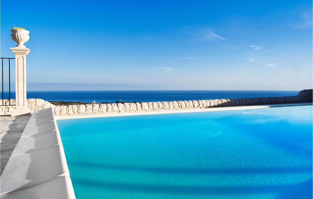 una piscina con el océano en el fondo en Cozy Home In Ragusa With Outdoor Swimming Pool, en Ragusa