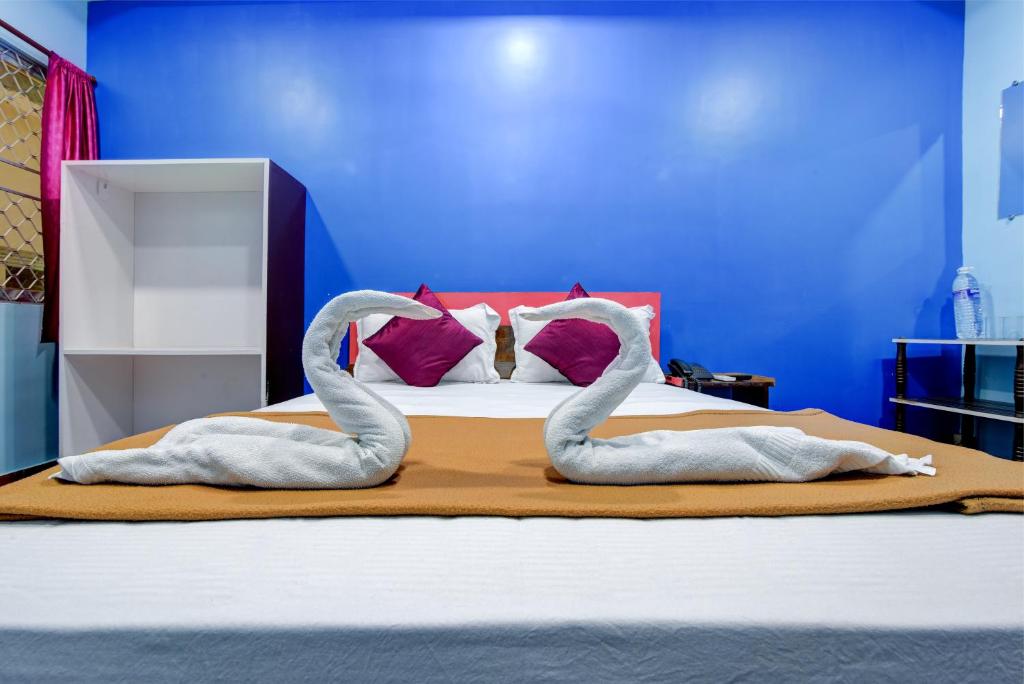 Una cama o camas en una habitación de HOTEL HARBOUR VIEW