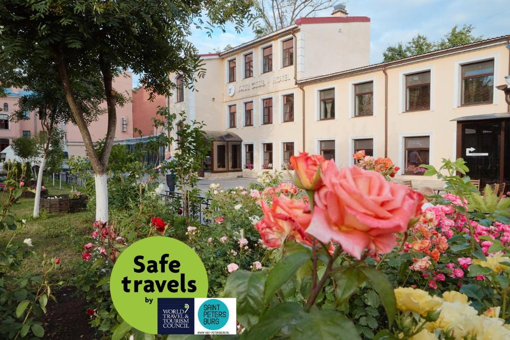 a garden with flowers in front of a building at Mini Hotel Jazzclub in Saint Petersburg