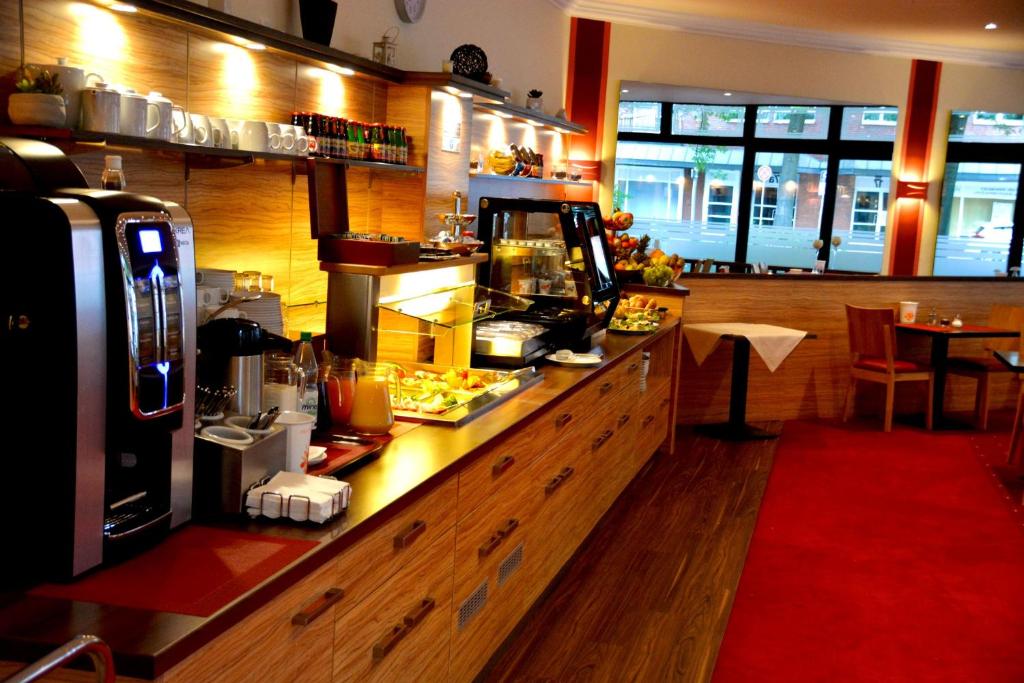 Příslušenství pro přípravu čaje a kávy v ubytování Hotel Harburger Hof