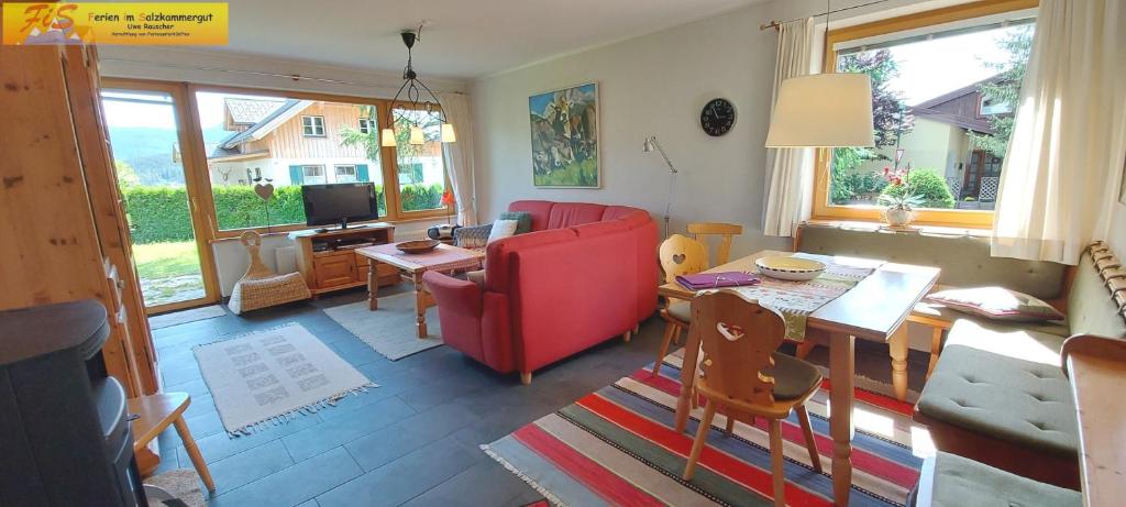 巴德米滕多夫的住宿－Haus Bernhard by FiS - Fun in Styria，客厅配有红色的沙发和桌子