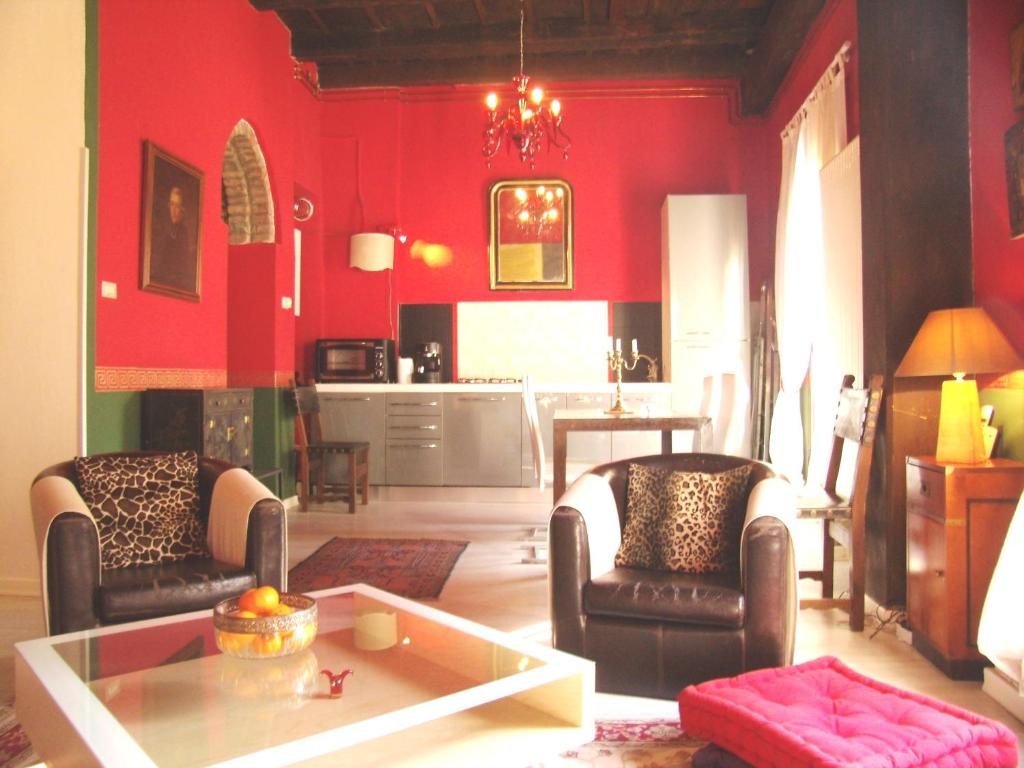 ヴェローナにあるCasa Tancrediの赤いリビングルーム(椅子2脚、テーブル付)