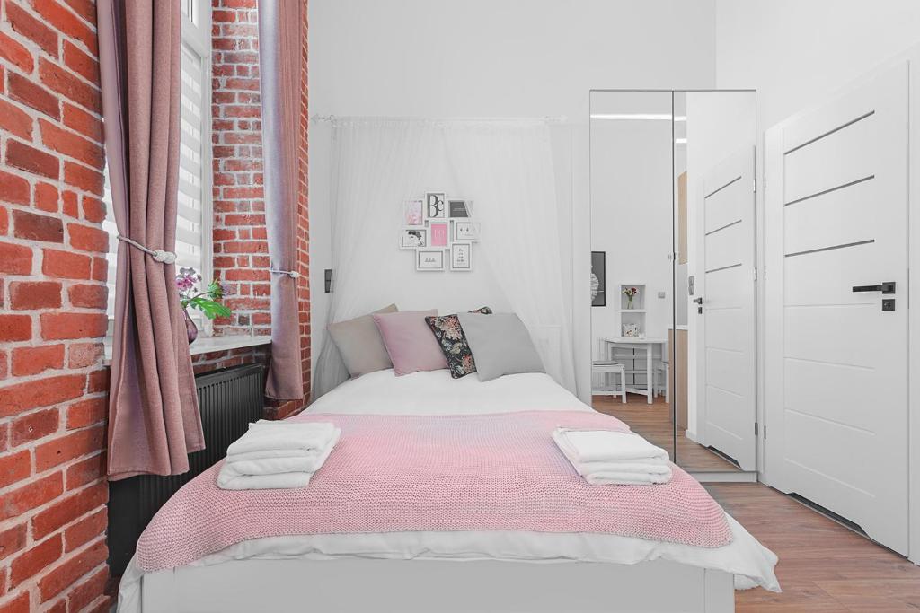 Un pat sau paturi într-o cameră la Princess Dream apartment in the heart of Wroclaw