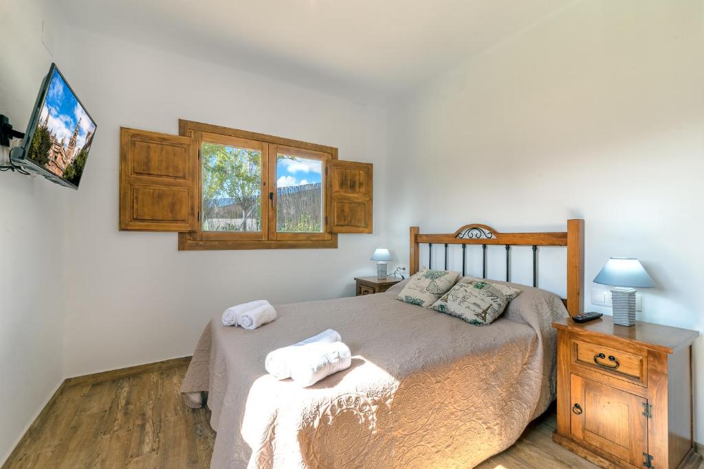 Postel nebo postele na pokoji v ubytování Los Llanos Soportújar- La Alpujarra