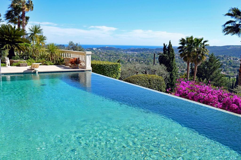 una piscina en una villa con vistas en Luxury Pool Apartment at Villa Seburga, en Saint-Paul-de-Vence