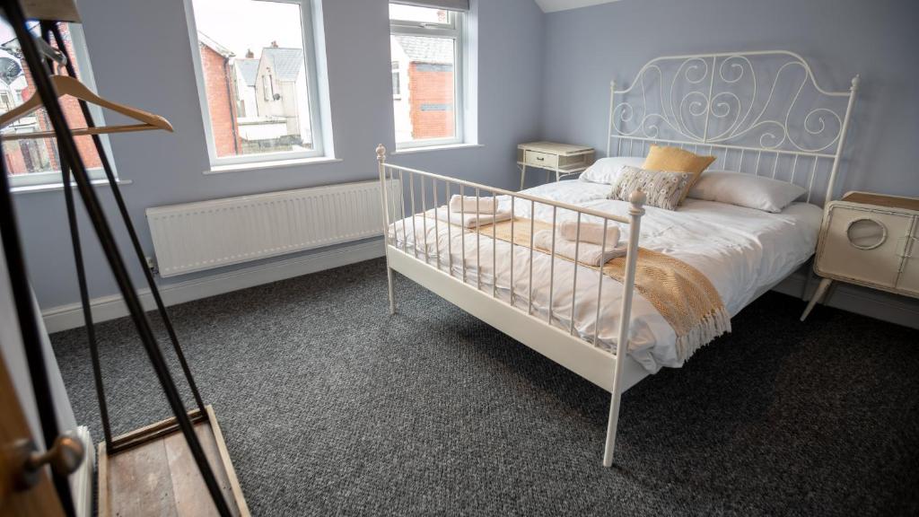 Entire House / Apartment Coach House 5min From Cardiff City Centre With  Parking, United Kingdom 
