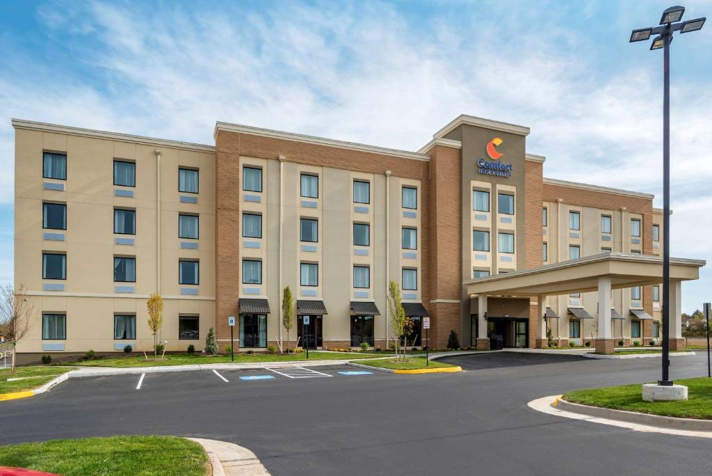 una representación de un hotel con aparcamiento en Comfort Inn & Suites, en Winchester