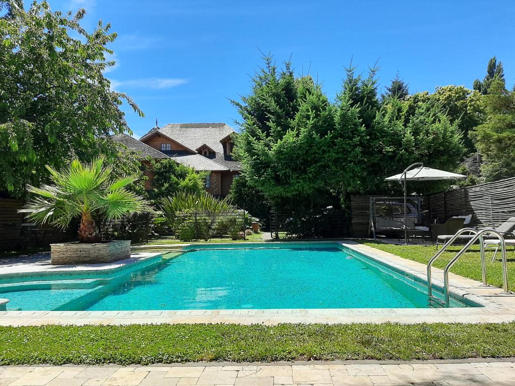 uma piscina no quintal de uma casa em Hotel Malalhue em Pucón