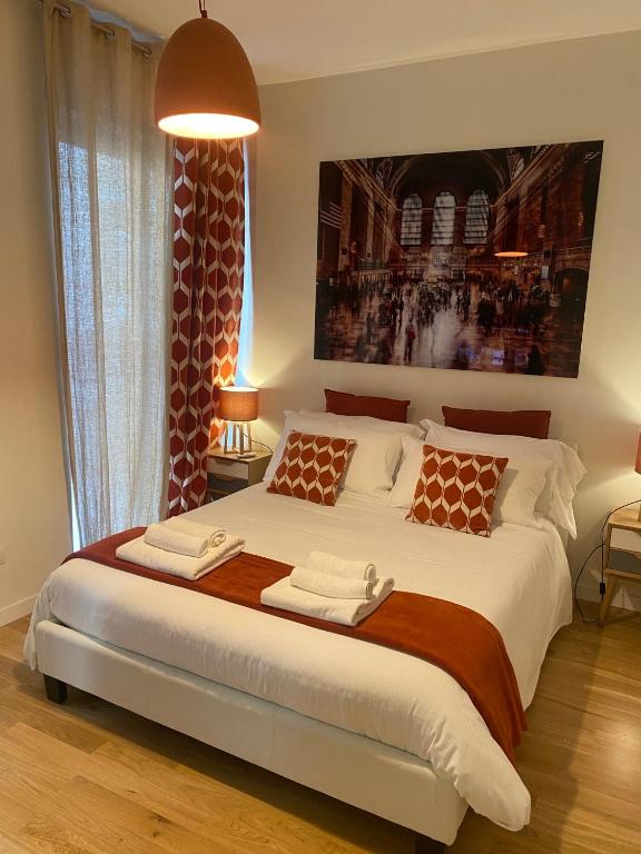 Un dormitorio con una cama grande con dos toallas encima. en Futura Exclusive Suite 1, en Bari