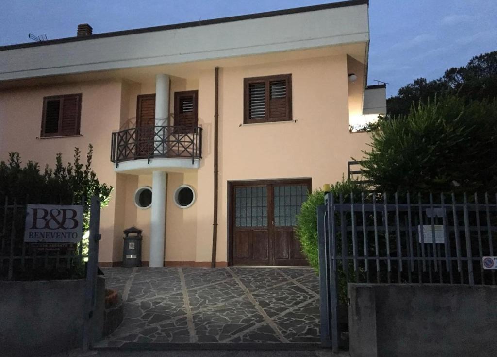 uma casa com um portão em frente em B&B Benevento em Benevento