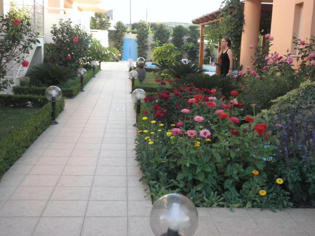 Vonkajšia záhrada v ubytovaní Golden Rose Suites