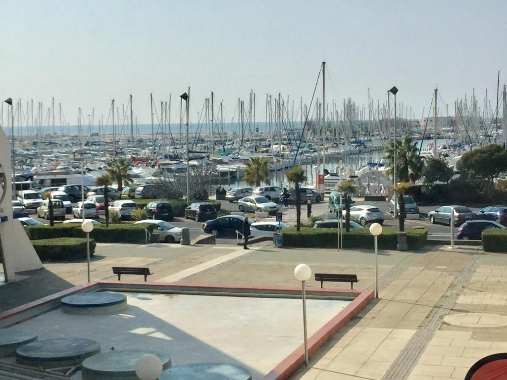 - un parking avec des voitures garées dans un port de plaisance dans l'établissement Studio sur le port, à La Grande Motte