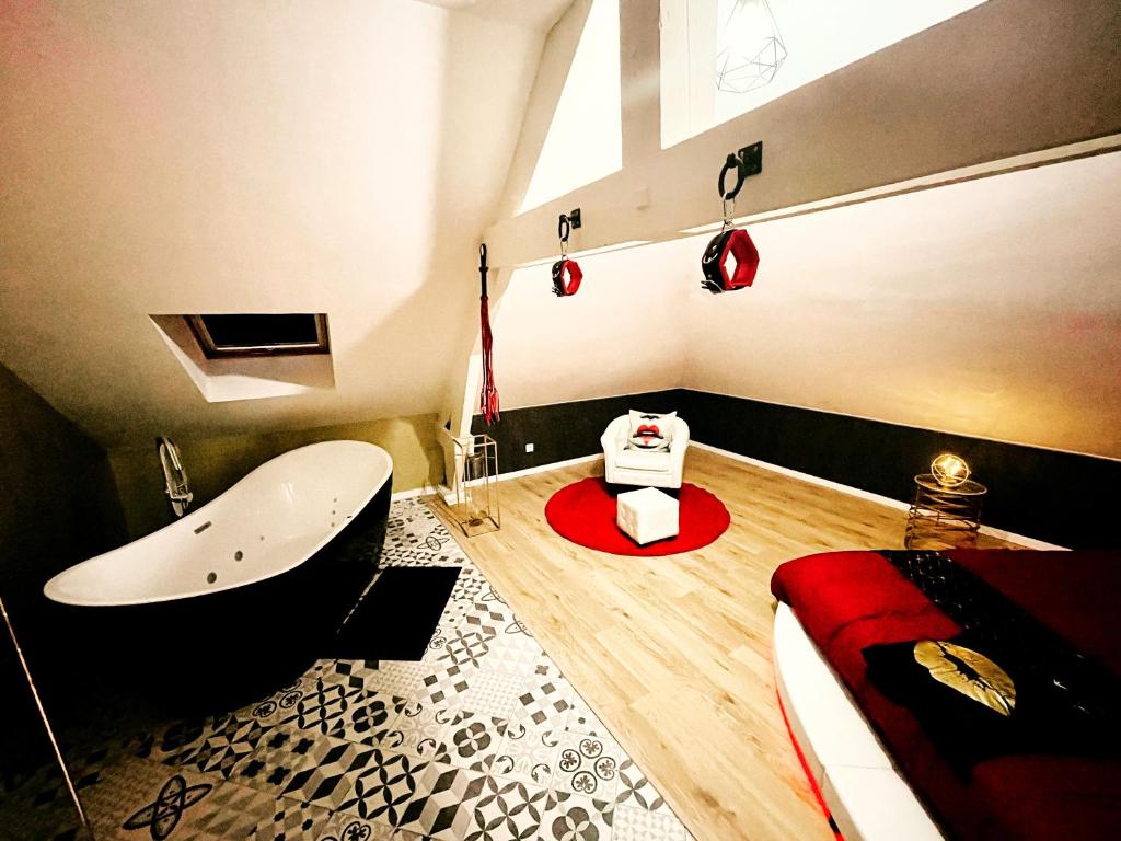 Koupelna v ubytování Redroom Loveroom Chambre Spa privative Insolite Thème 50 nuances de grey