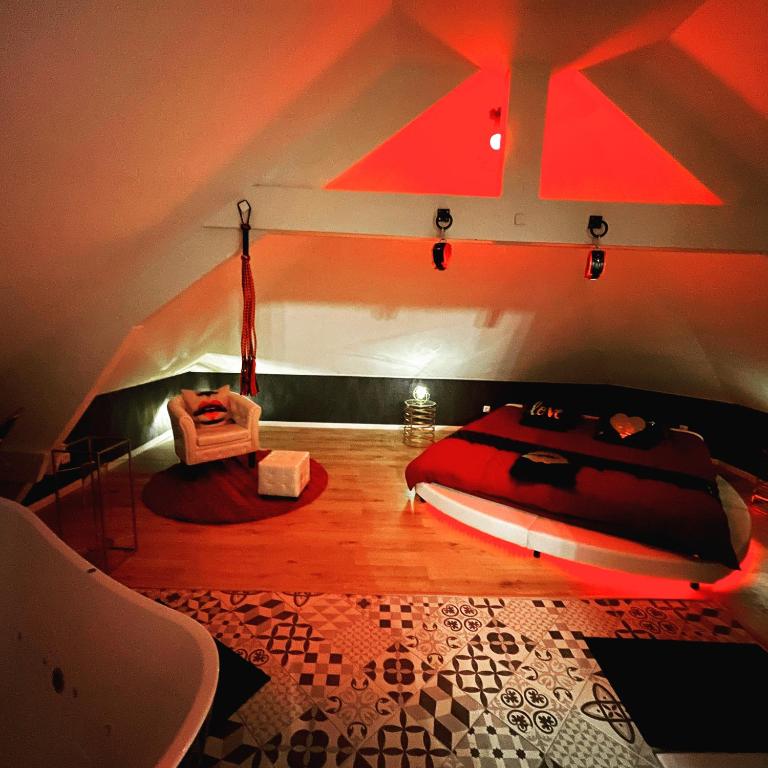 Postel nebo postele na pokoji v ubytování Redroom Loveroom Chambre Spa privative Insolite Thème 50 nuances de grey