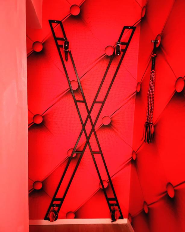 Fotografie z fotogalerie ubytování Redroom Loveroom Chambre Spa privative Insolite Thème 50 nuances de grey v destinaci Douchy-les-Mines