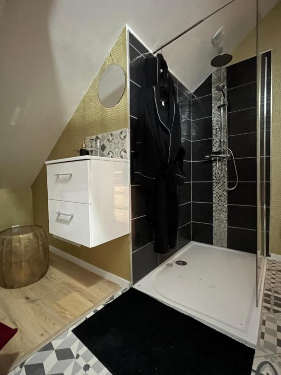 Koupelna v ubytování Redroom Loveroom Chambre Spa privative Insolite Thème 50 nuances de grey
