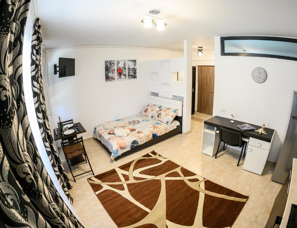a bedroom with a bed and a desk at Etiquette Studios Mamaia in Constanţa