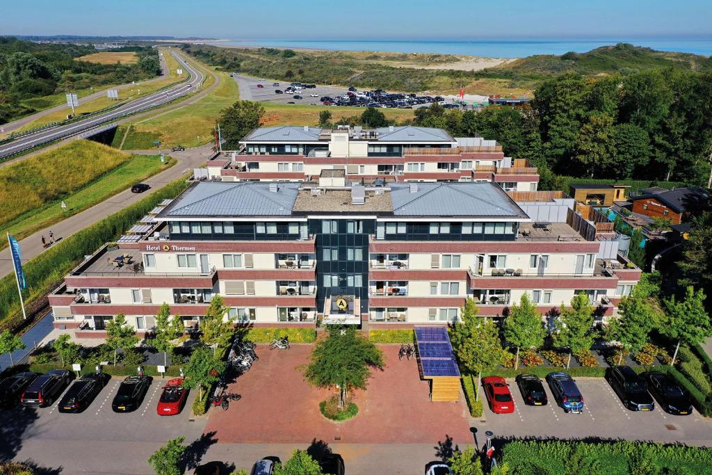 an aerial view of a building with a parking lot at Fletcher Wellness-Hotel Kamperduinen in Kamperland