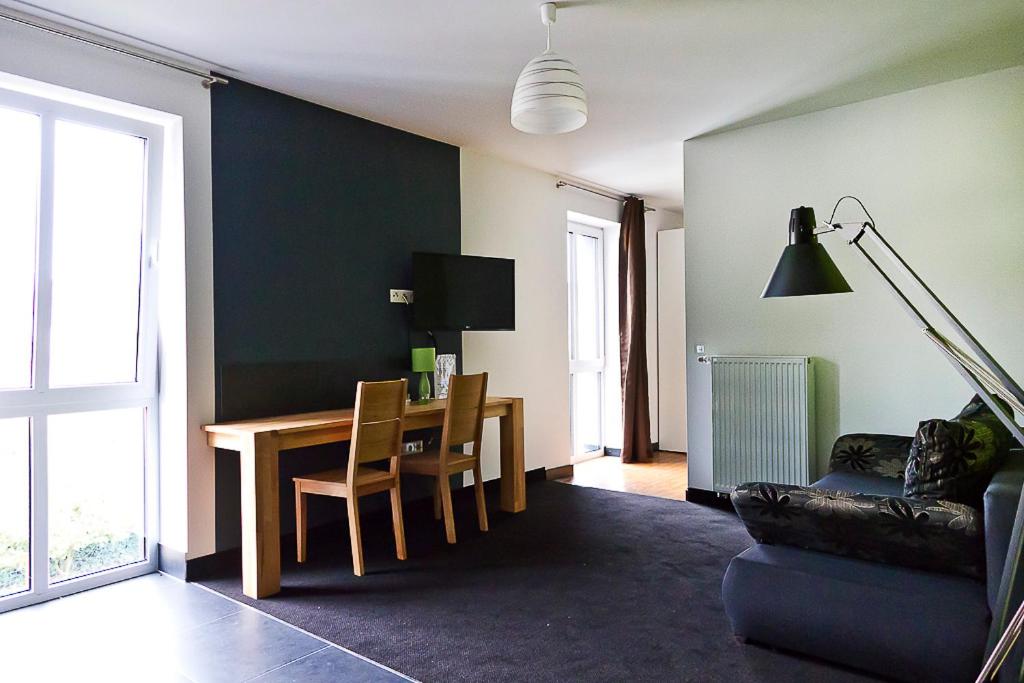 - un salon avec une table et un canapé dans l'établissement Schickes Bielefeld Zentrum Appartement, à Bielefeld