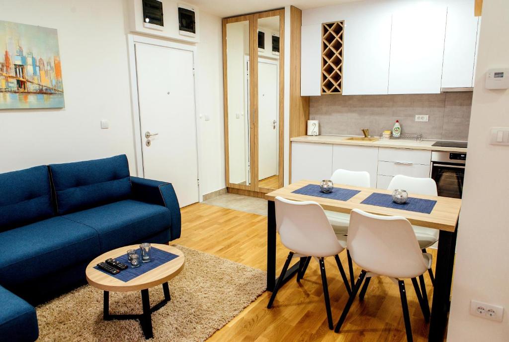 Küche/Küchenzeile in der Unterkunft Apartman Happy day Divčibare