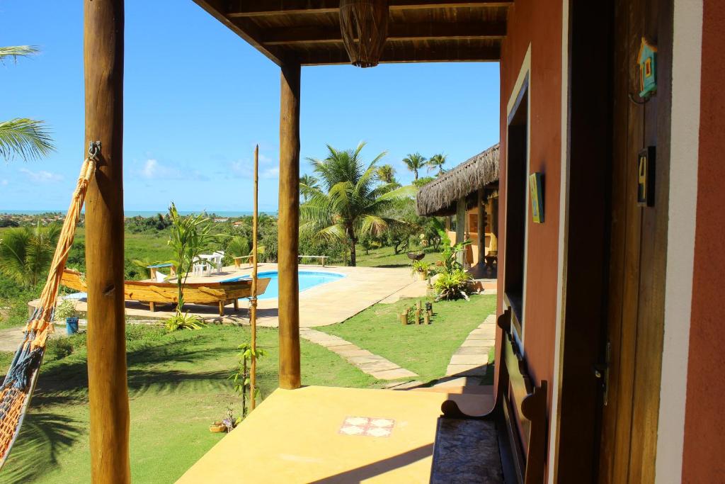 balcone con vista su un resort con piscina di Pousada Lua Cheia Caraíva a Caraíva