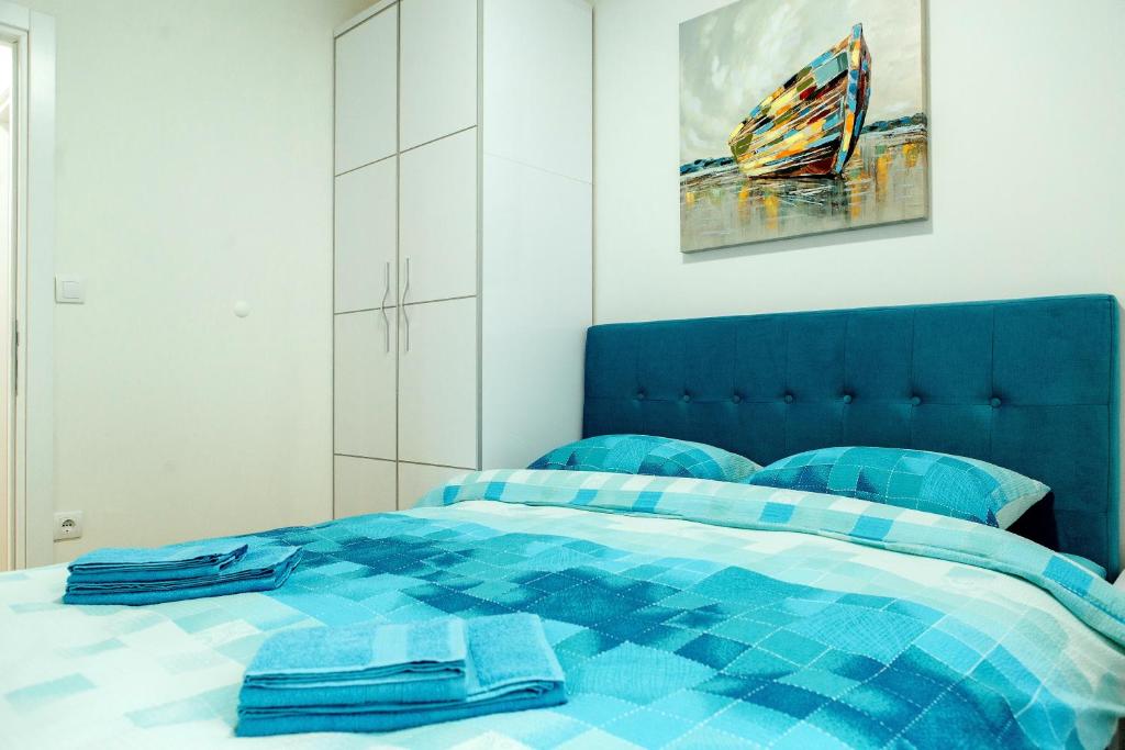Ein Bett oder Betten in einem Zimmer der Unterkunft Apartman Happy day Divčibare