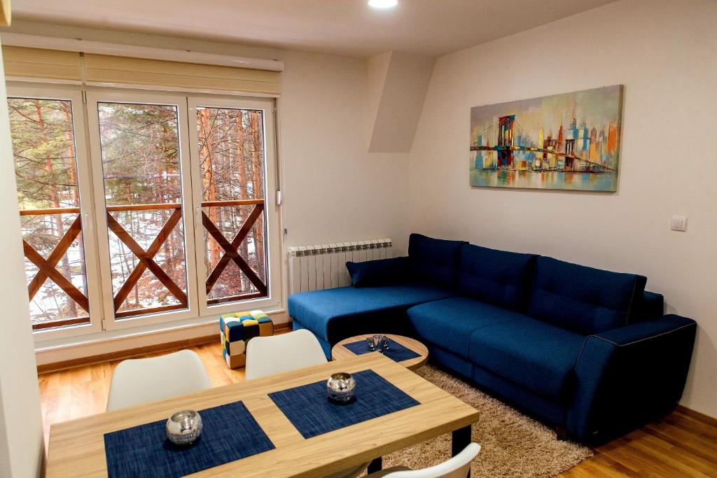 Ein Sitzbereich in der Unterkunft Apartman Happy day Divčibare