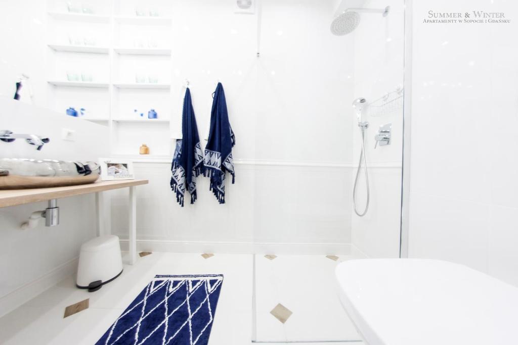 Kúpeľňa v ubytovaní Family Luxury Nature Apartment, 1-6, 2 sypialnie i salon, 100m Bazylika