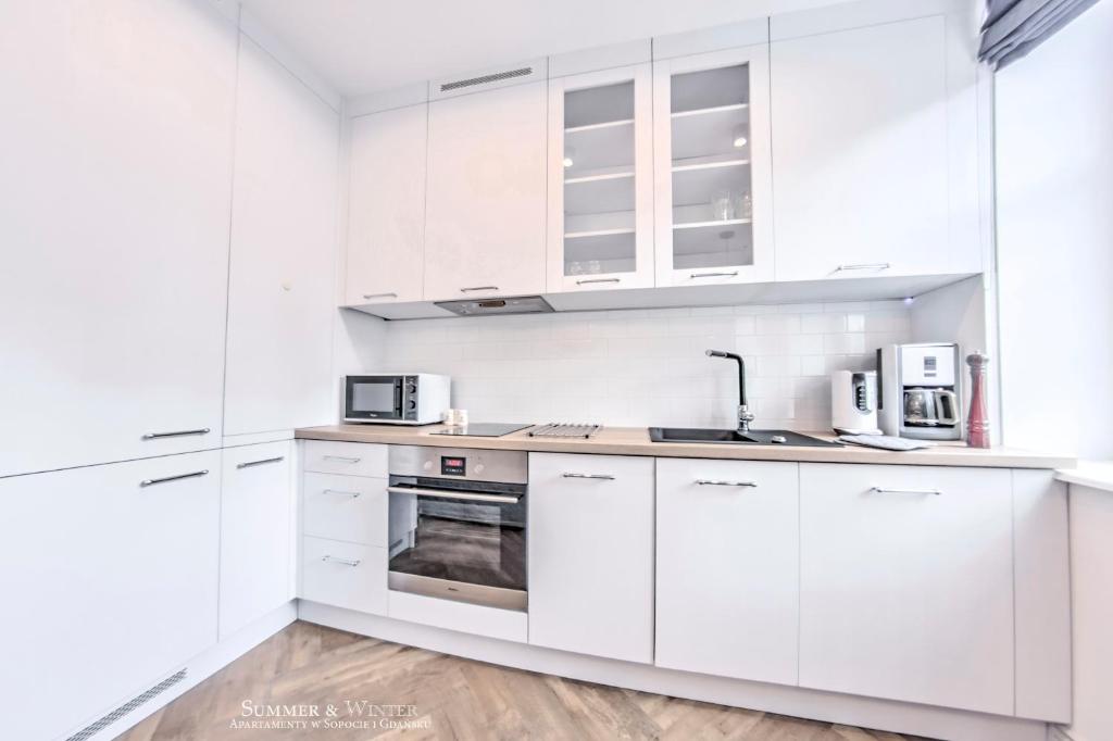 Kuchyňa alebo kuchynka v ubytovaní Family Luxury Nature Apartment, 1-6, 2 sypialnie i salon, 100m Bazylika