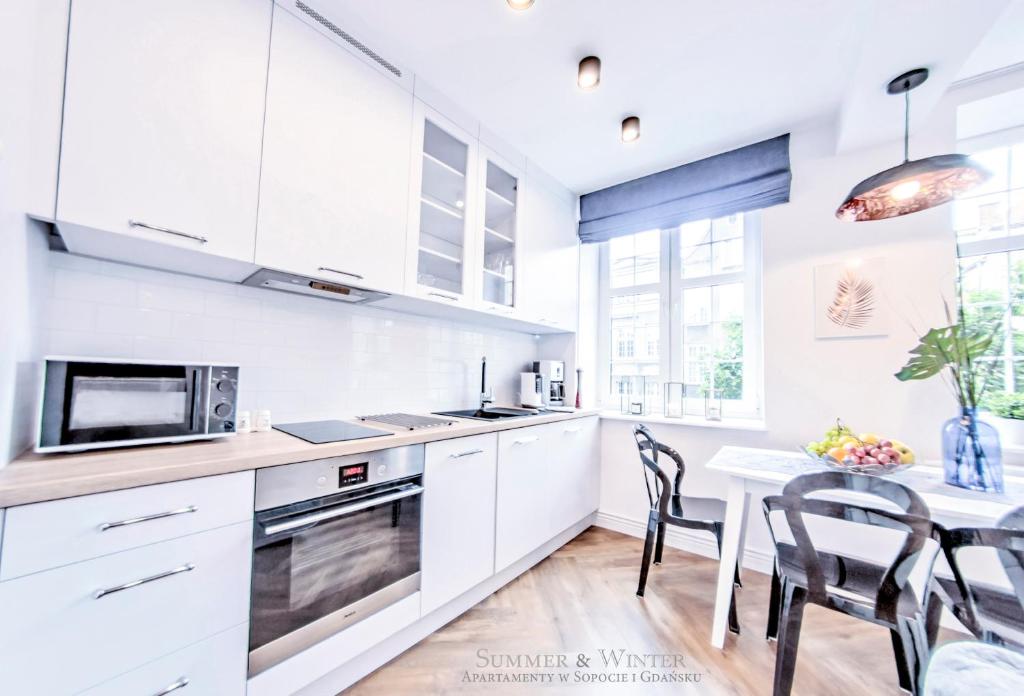 Kuchyňa alebo kuchynka v ubytovaní Family Luxury Nature Apartment, 1-6, 2 sypialnie i salon, 100m Bazylika