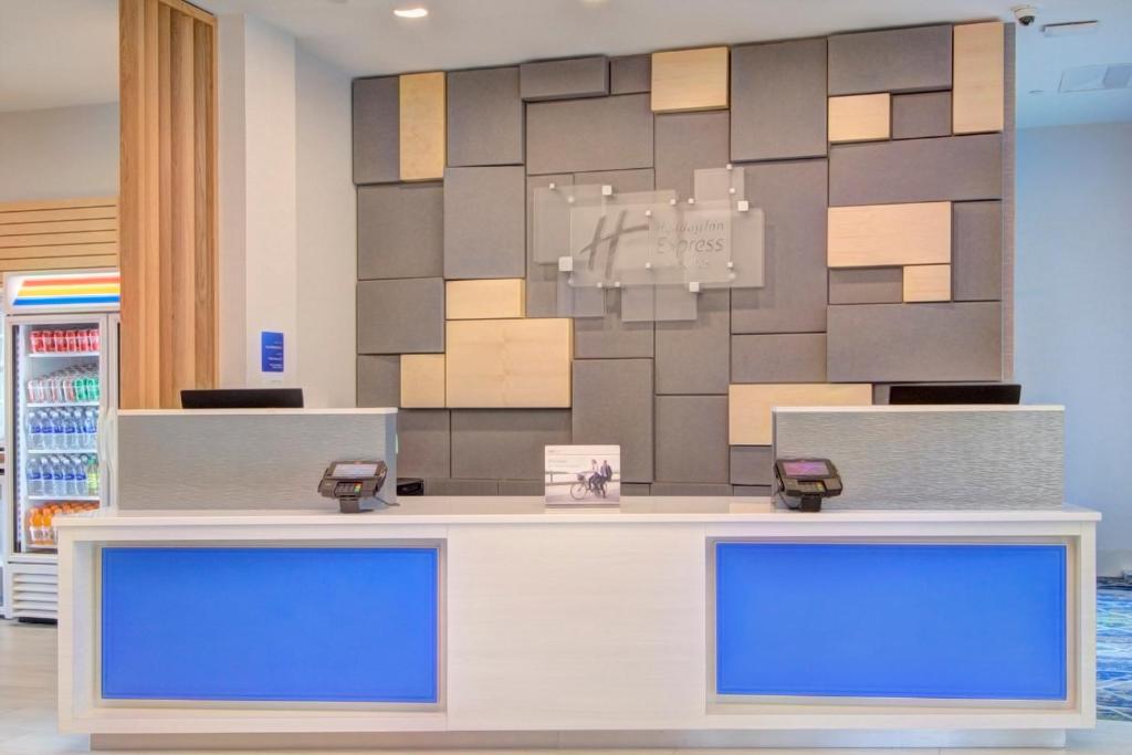 Holiday Inn Express & Suites Charlotte Southwest by IHG photo