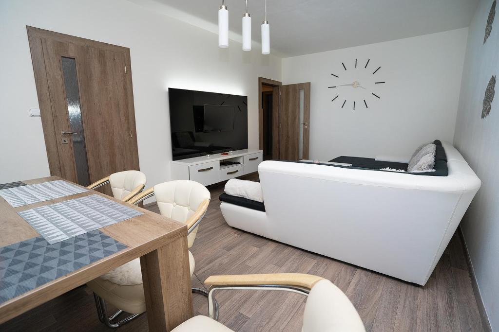 TV a/nebo společenská místnost v ubytování Apartment Ivet