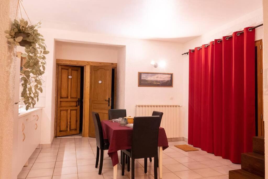 Posezení v ubytování Les Gites du Fesquet - agréable T2 indépendant dans cadre calme et verdoyant