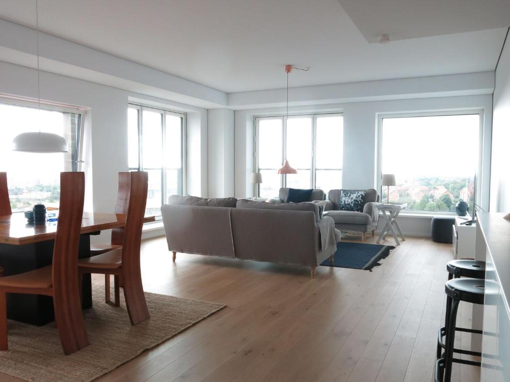 salon z kanapą i stołem w obiekcie ApartmentInCopenhagen Apartment 1187 w Kopenhadze