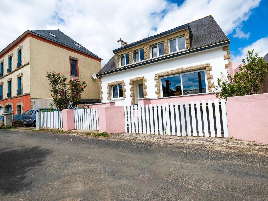 una cerca blanca frente a una casa en Villa is approx 100 metres from the Atlantic en Le Pouldu