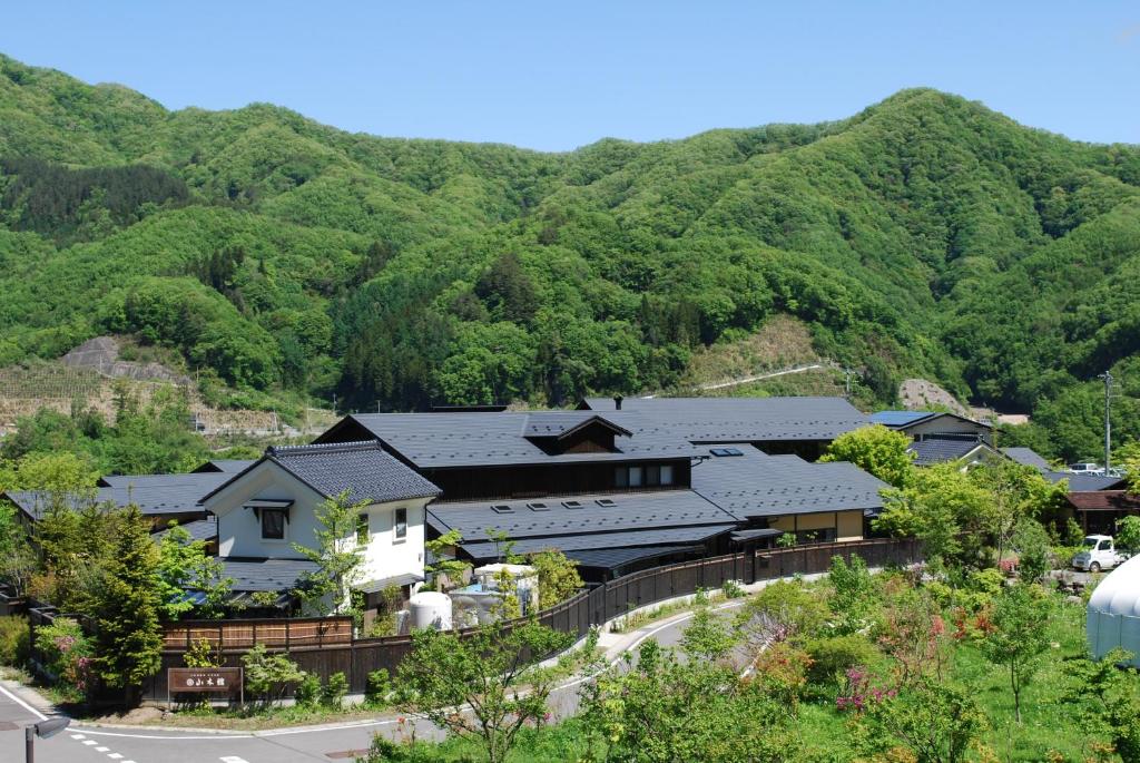 een cluster van huizen voor een berg bij Yamakikan in Naganohara