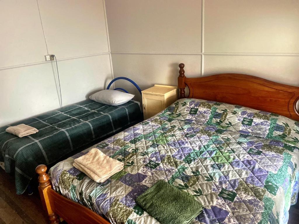 Postel nebo postele na pokoji v ubytování Royal Carrangarra Hotel