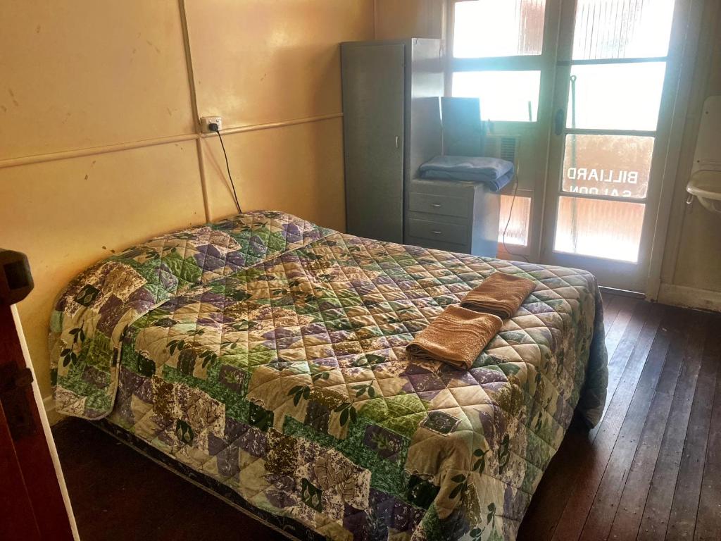 Postel nebo postele na pokoji v ubytování Royal Carrangarra Hotel