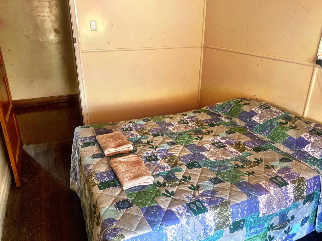 Postel nebo postele na pokoji v ubytování Royal Carrangarra Hotel