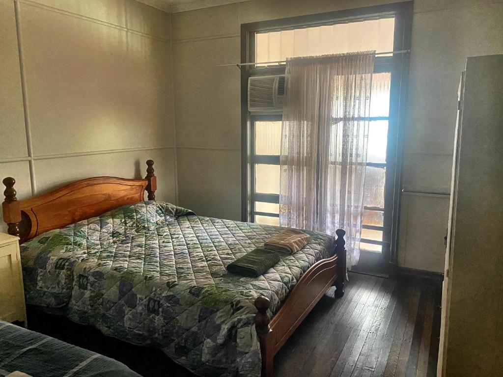 Postel nebo postele na pokoji v ubytování Royal Carrangarra Hotel