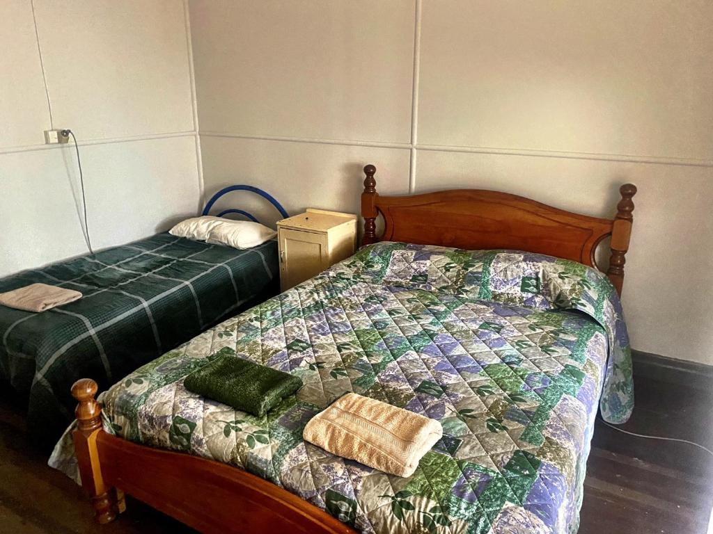 Postel nebo postele na pokoji v ubytování Royal Carrangarra Hotel