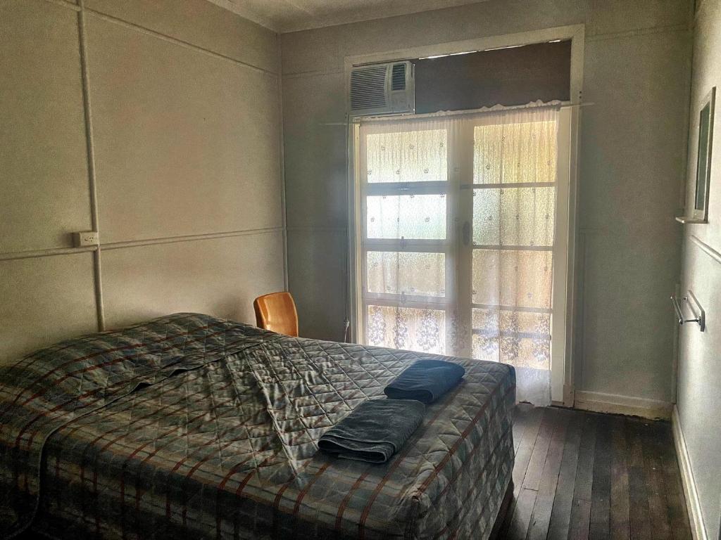 Postel nebo postele na pokoji v ubytování Royal Carrangarra Hotel