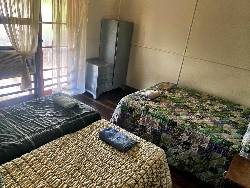 Postel nebo postele na pokoji v ubytování Royal Carrangarra Hotel