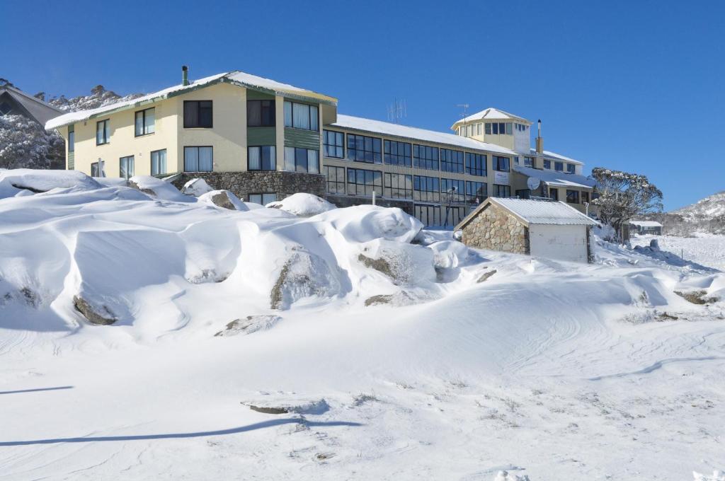 stos śniegu przed domem w obiekcie Marritz Hotel w mieście Dolina Perisher