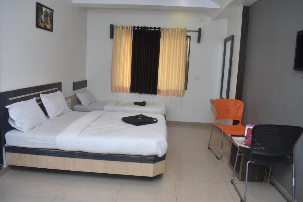 Postel nebo postele na pokoji v ubytování HOTEL SAI VISHVA KARMA