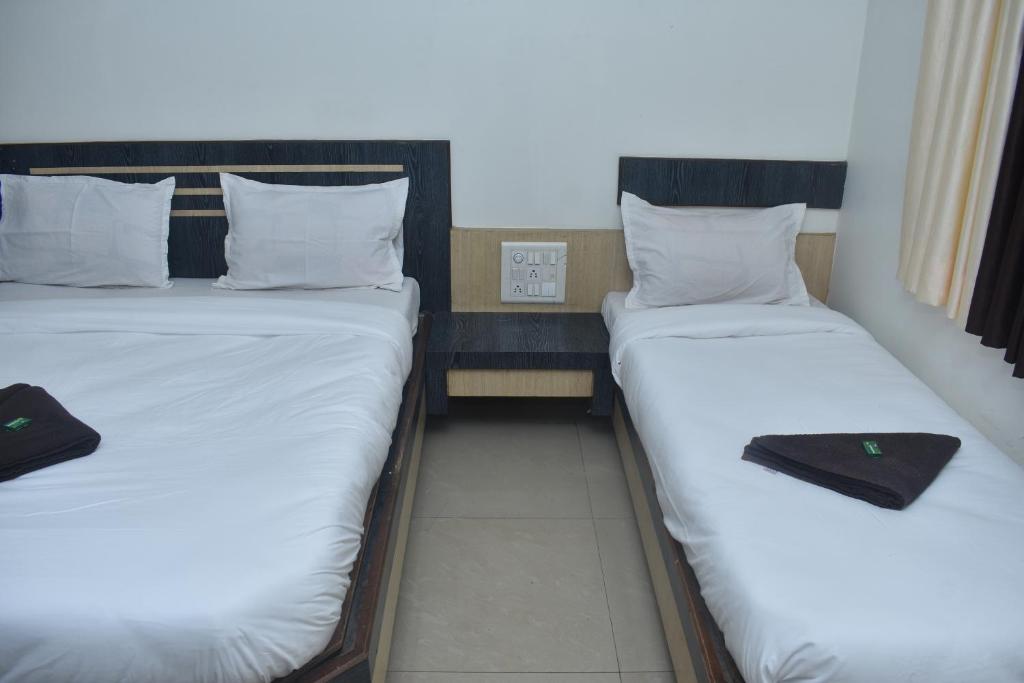 Postel nebo postele na pokoji v ubytování HOTEL SAI VISHVA KARMA