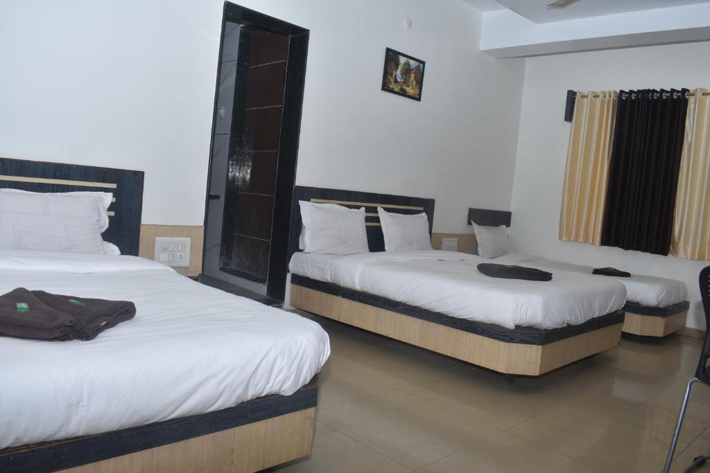 Postel nebo postele na pokoji v ubytování HOTEL SAI VISHVA KARMA