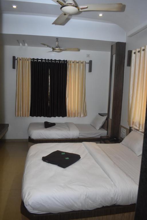 Postel nebo postele na pokoji v ubytování HOTEL SAI VISHVA KARMA