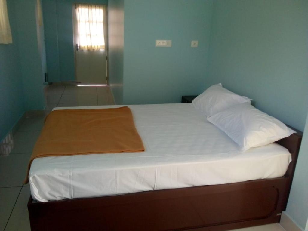 Tempat tidur dalam kamar di ZaMaRaYa Bed & Breakfast