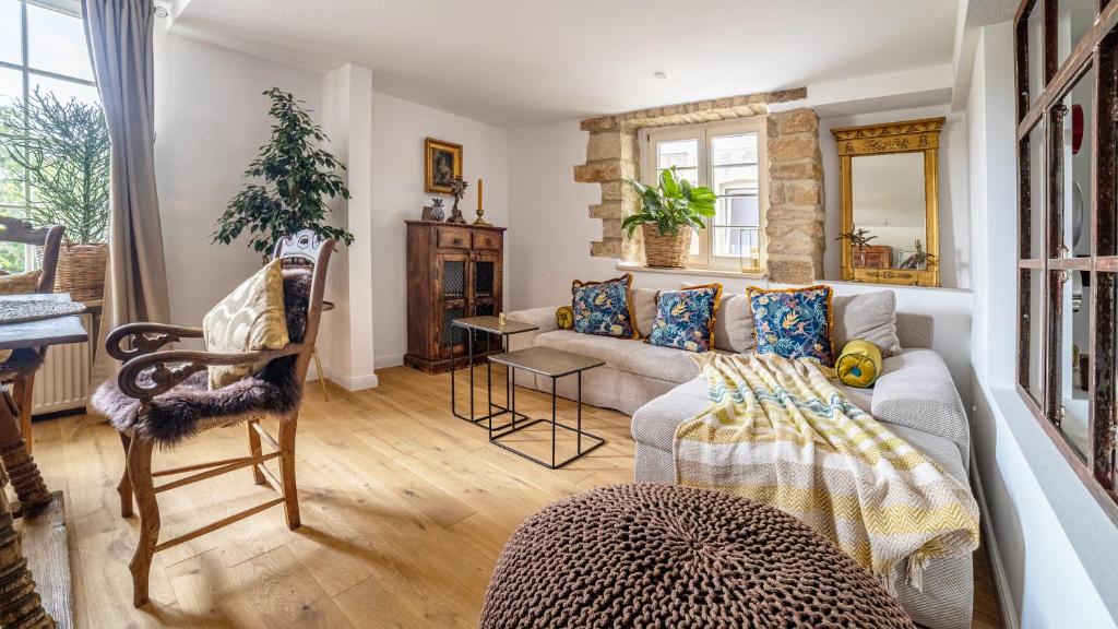 a living room with a couch and a table at Loblocher Weinkiste in Neustadt an der Weinstraße